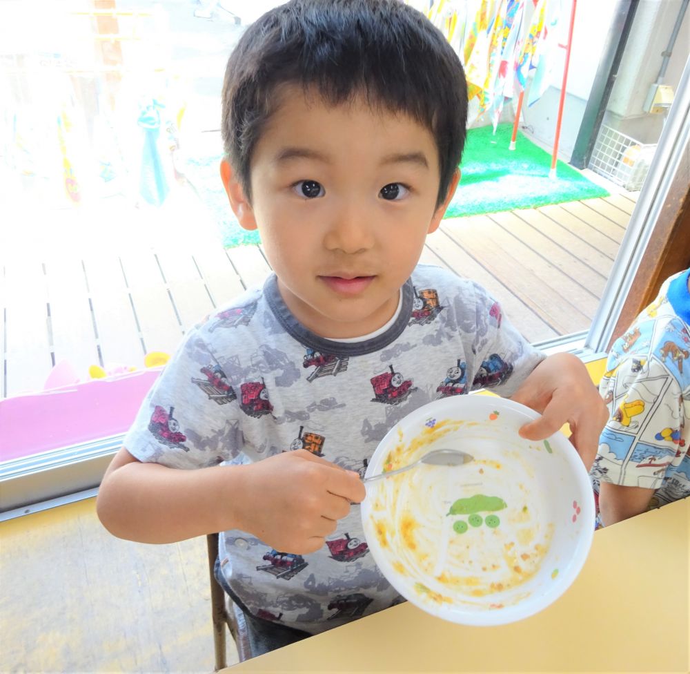 今日は５月のお誕生日会でした☆

朝から
｢今日は何カレー？｣
｢アスパラってどんな野菜？｣

カレーの匂いに誘われて給食室が気になります・・・♪

