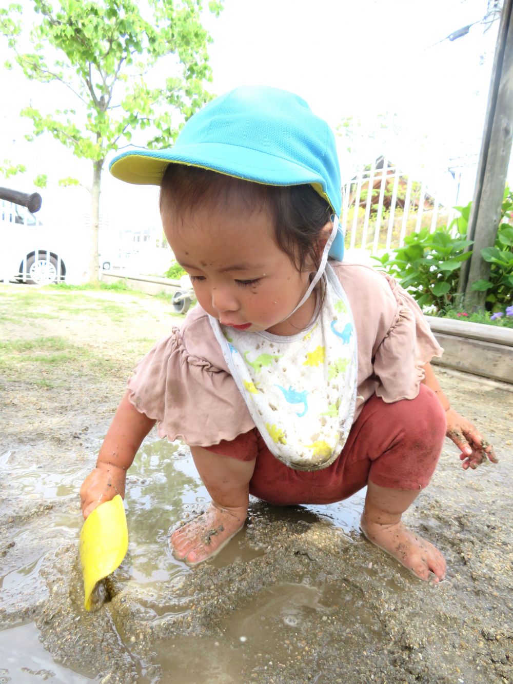 でもすぐに新しい遊びをみつけます

水たまりを手でバシャバシャ
どろんこを踏んでグニグニ

『先生！』と急いでこちらに来て
楽しいから一緒にやろうと手を引っ張てくれます♡
