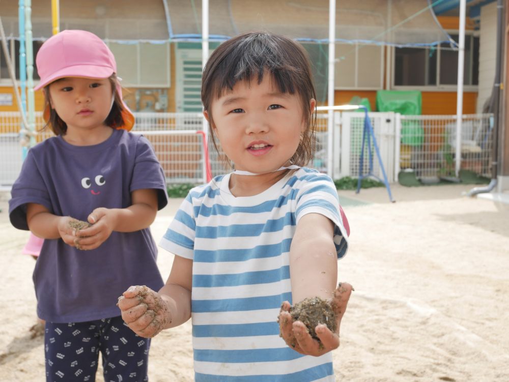 最初は先生と一緒に作っていた泥団子作り・・
しかし・・毎日繰り返し作る中で自然と自分の力でできるようになってきました

Ｒちゃんのどろだんご
【おみずをかけてがんばってつくったよ】
