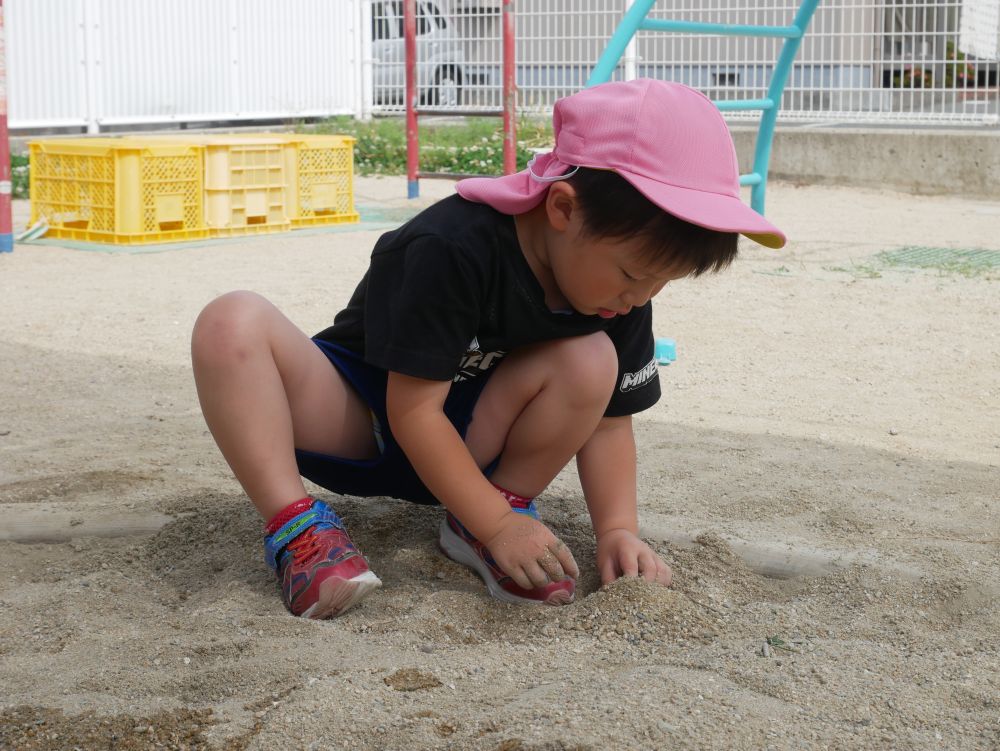 Kくんのどろだんご
【さらこなをたくさんかけてつくっているよ】

みんなそれぞれ工夫したところ、頑張ったところが違う
個性がいっぱい詰まった泥団子です♡