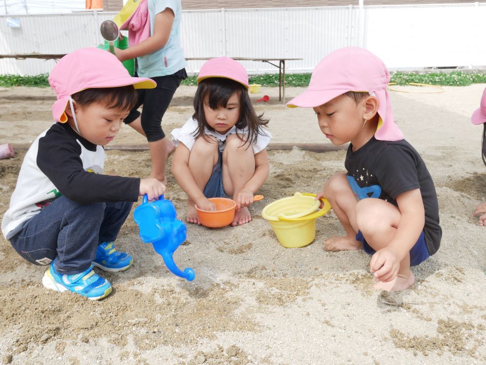 そして泥団子を一生懸命作っている子の為にと・・・たくさん水をジョーロにくんで砂場に水をかけてくれるKくん♡
そのお陰もあってみんな素敵な泥団子ができたね♡