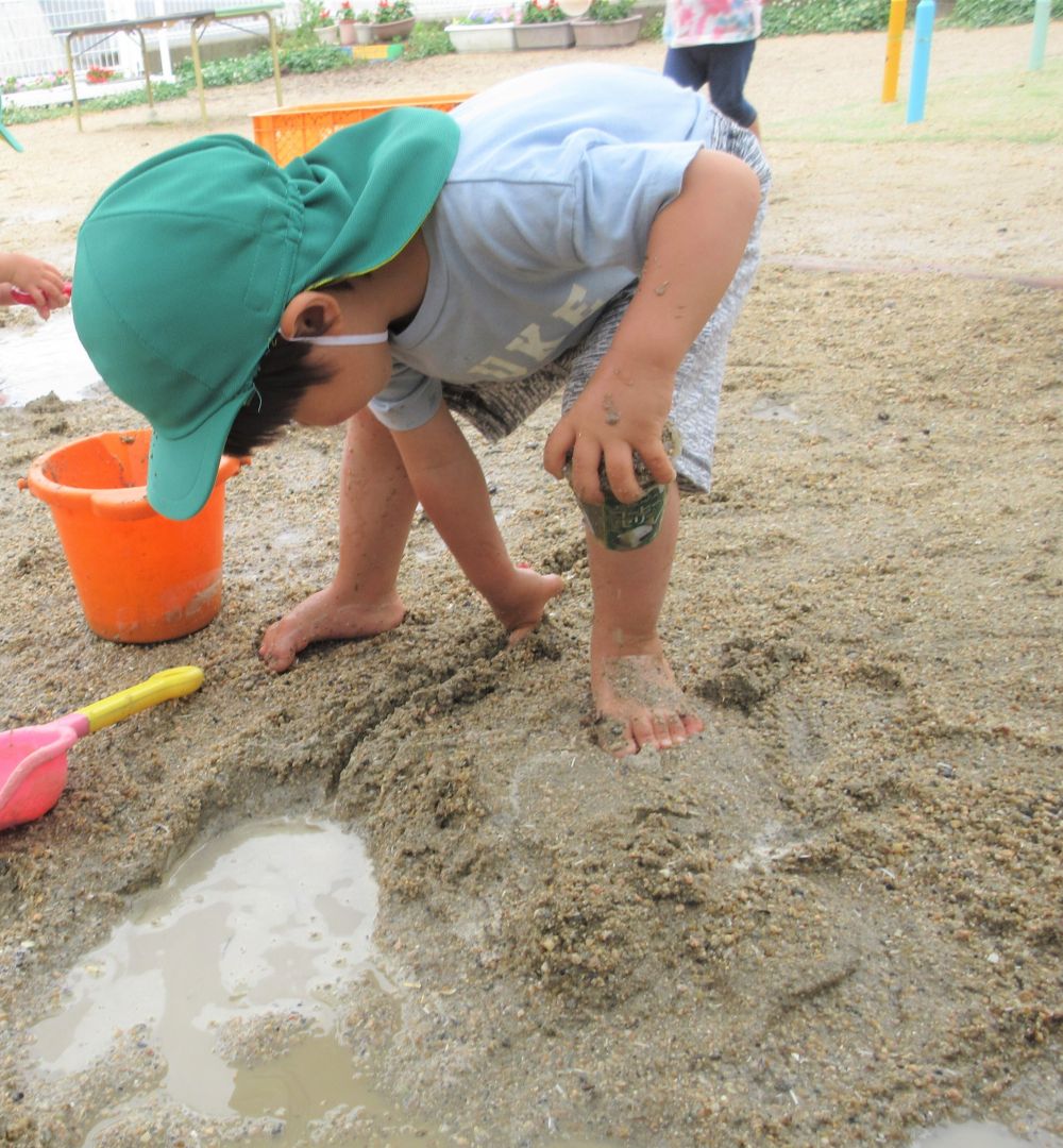 K君は、穴掘って、雨水をためて・・・
土の上をしゅーっと人差し指で・・・

なるほど！！　川だ！！
しかし、上手く流れてくれず

どうやったらこのたまった雨水を、流すことが出来るか・・
クマさんには少し難しい問題
先生と一緒に考えながら、流れるために試行錯誤★

