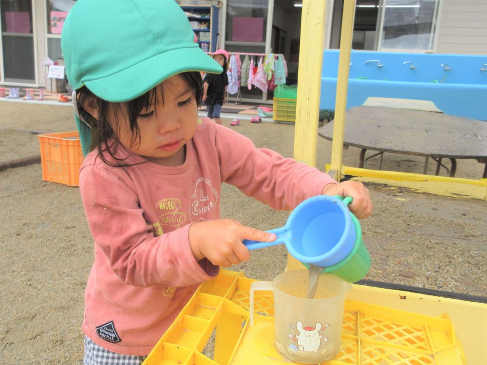 Nちゃんは、雨水をおままごとに♪

先生　「何作ってるの～？」

Nちゃん　「コーヒーよ♡」

そのまま入れるのではなく、穴の開いているスコップを使って、
コーヒーを抽出してる！！
おもしろい発想★
きっとまろやかな味わいになってるはず♡