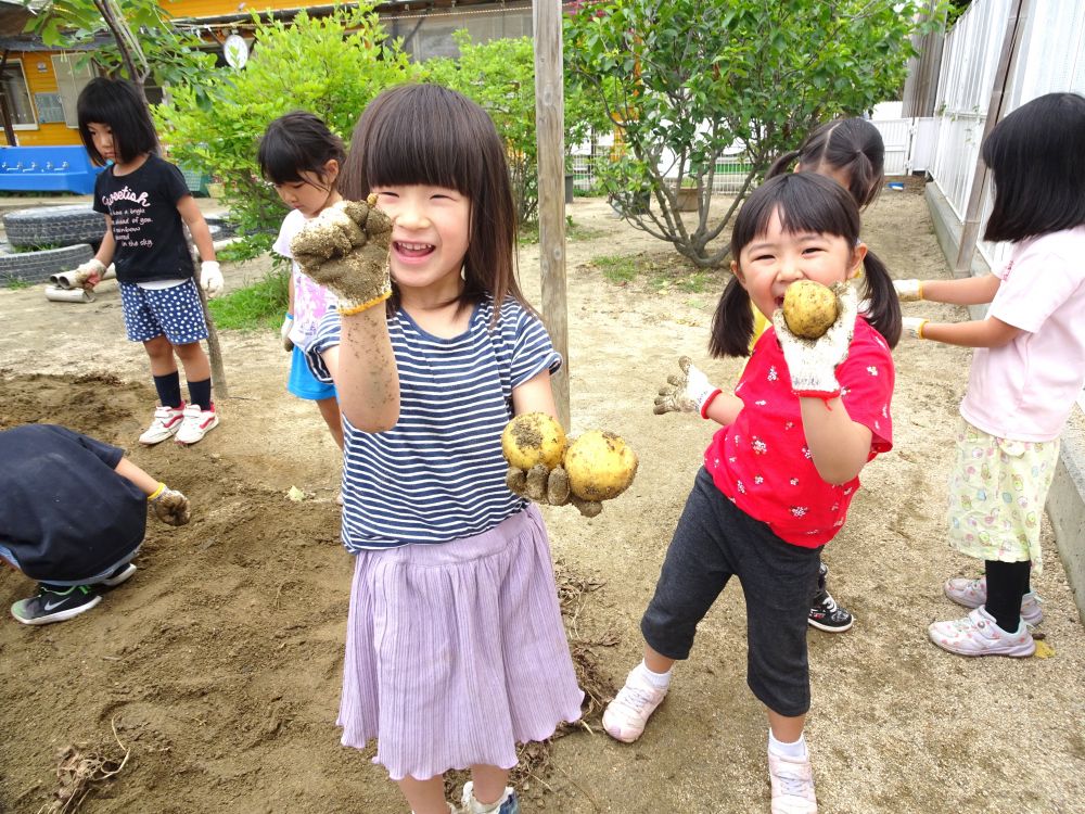 「Aちゃんのはおっきいんよ～」
「Yちゃんはこんなちっさいの見つけたんよ！！」

友達とじゃがいもを見せ合いながら、
収穫の喜びを共有中・・・♡
