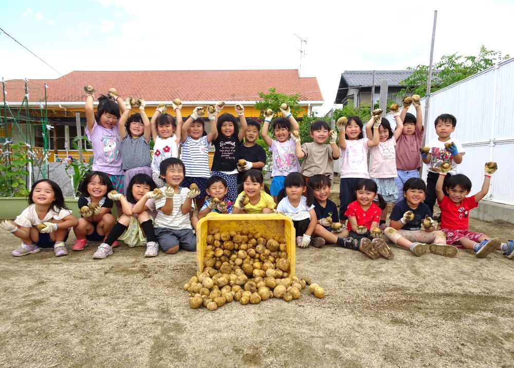 「じゃがいも獲ったよー!!」
みんなで記念の一枚♡