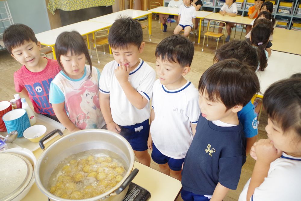 今日は6月1日の菜園活動で収穫してきたじゃがいもをほくほくにゆでていただきました！！

コロコロしたじゃがいも♡

お鍋の蓋をあけると、う～ん・・・いいにおい♡