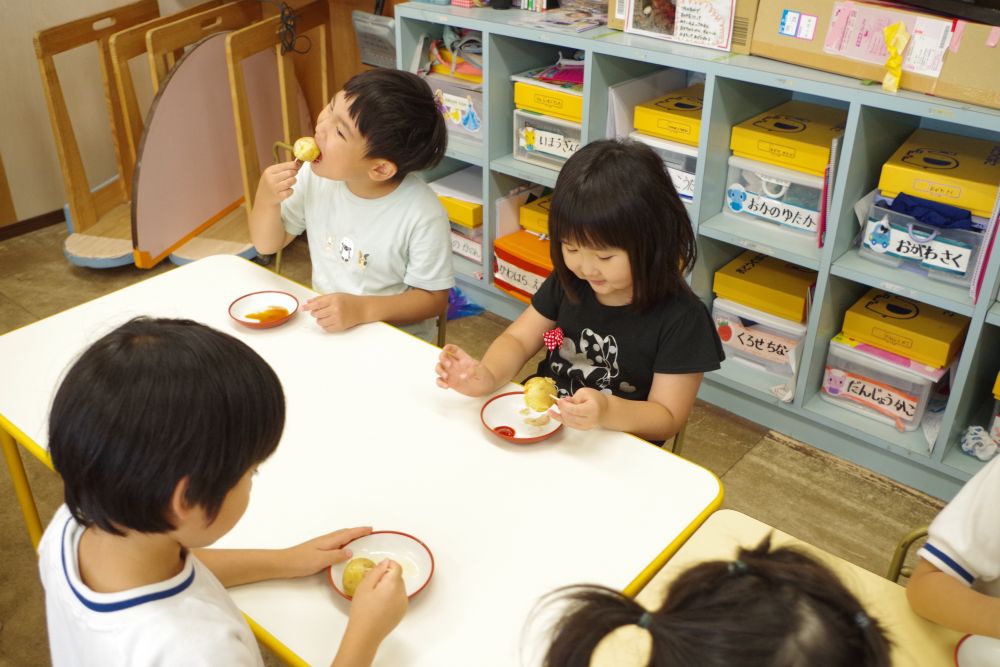 あつあつほくほくをいただいま～す！！

「おいし～！！」
「あち！あちち！でも、うまい！」

お好みの味付けで味わったキリン組さんでした♡