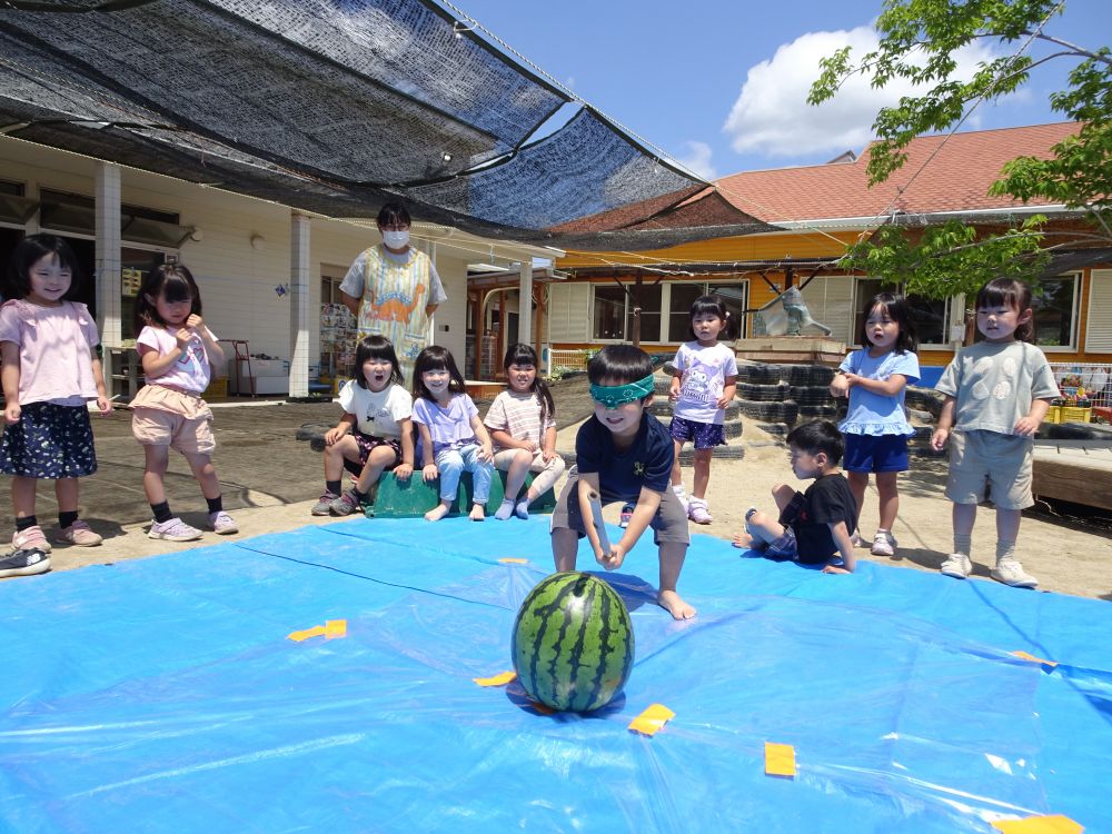 ”スイカで何してみたい？”と聞いてみると・・・

「触りたい！」
「スイカわりしたい！」
「スイカでアイスを作りたい」　様々な意見が・・♡


早速・・・
「目隠しがいるね」
「棒がいるよ」　子ども達の声をヒントに準備♡

スイカわりをみんなで楽しむ♪

「絶対割るからね！！！！！」と気合十分のKくん
思い切り棒を振り下ろす・・・
