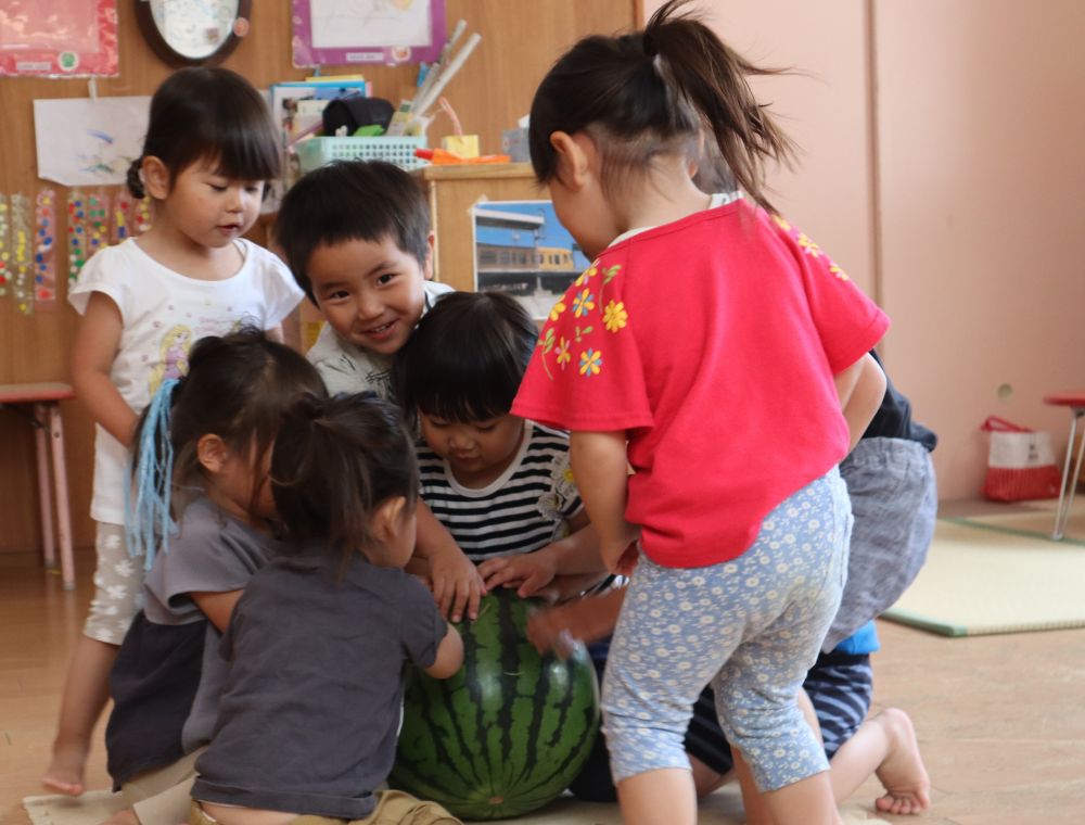 朝のおやつ後・・・
先生 「帽子かぶって、お外で遊ぶよー」
子ども 「はーい」
子どもたちにちょっとしたサプライズ☆
おやつを食べている間にこっそりお部屋に”すいか”を置いてみました!
この”すいか”は、保護者の方から頂きました!
部屋へ行くと・・・
「先生ー!!すいかあるんじゃけどー!!」
「なんでなんでー?!」
「どうしてすいかあるんー!?」
みんなナイスリアクション♡
サプライズ成功♡
みんな大きなすいかに気付いて興味津々♡
とりあえず触ってみる