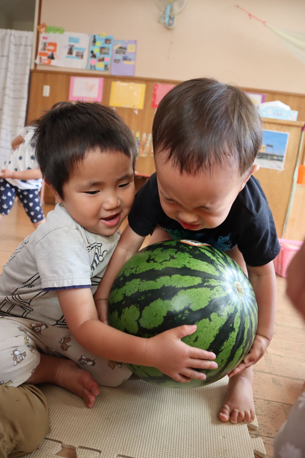 そして、持ち上げてみる・・・
重たいのが伝わってくるような表情!!
とっても大きくて重たい ”すいか”
コロコロ転がって行ったり・・・
持ち上げようとして尻もちついっちゃったり・・・
みんな、すいかに遊ばれちゃってます♪