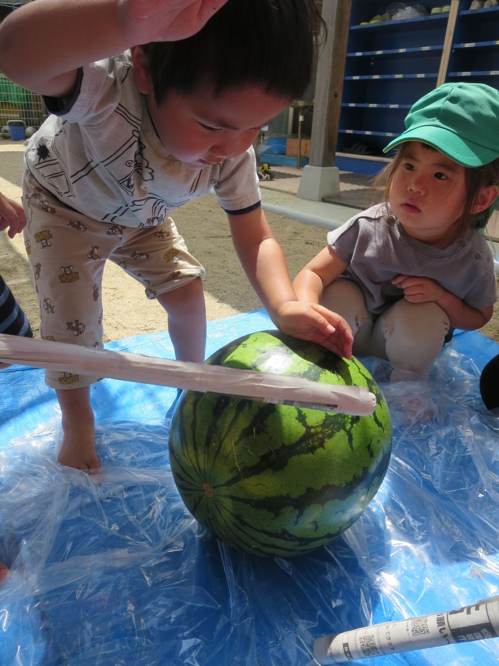 新聞紙の棒では無理だと気付いたみんな
そこでIくん・・・考えました
”手刀”!!
・・・すごい!!
しかし、頑張ったけど割れず
先生が少しお手伝いして、割れ目が見えました!!
もうすぐだ☆