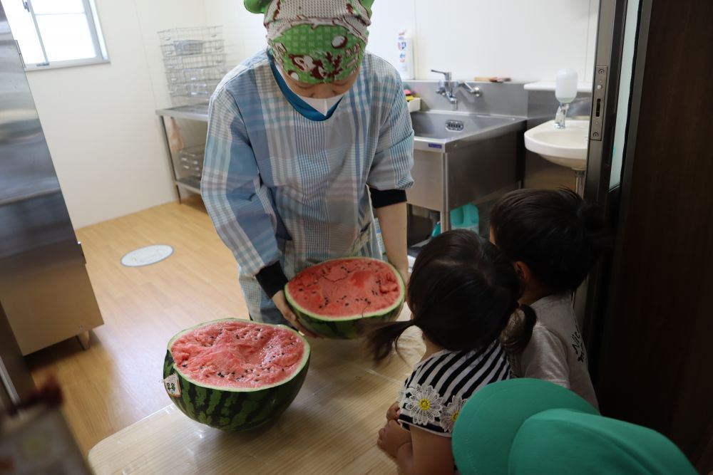 きれいに切ってもらおう♪
みんなで給食室まで運んで、
「給食先生ー!!割れたよ!!切って下さい、お願いします♪」