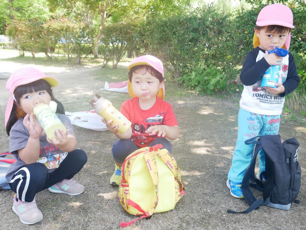 そして暑い時期は水分補給も大事ですよね
涼しい場所を見つけてはちょっと木陰で休憩♡
遊んだ後は頑張って歩いてこども園に帰ります
散歩やマラソン、日頃の遊びを通して体力も少しずつついてきました