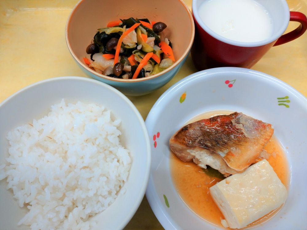 麦ご飯

赤魚の煮付け

付け合わせ（豆腐）

和風サラダ

牛乳