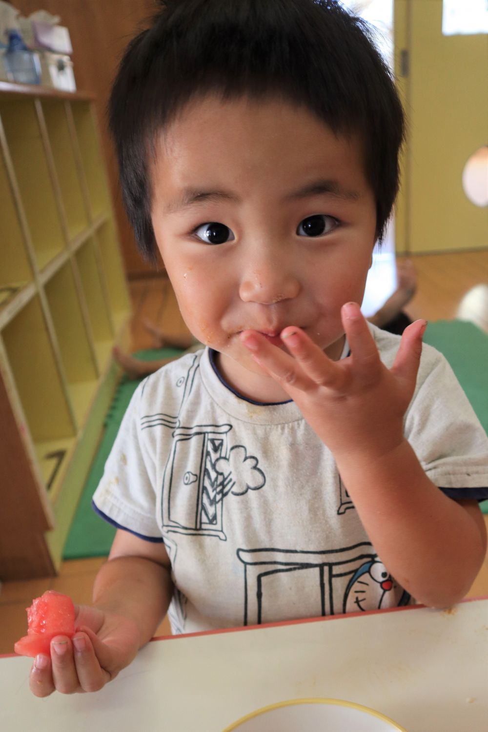 【おやつの時間】
今日はおやつの後にすいかも登場！！

「きょう　わったやつ～」
「おいしそー♪」
と子ども達も大喜び♡

手についた甘い汁もペロッとして、一足早い【夏の味】を満喫しました♡