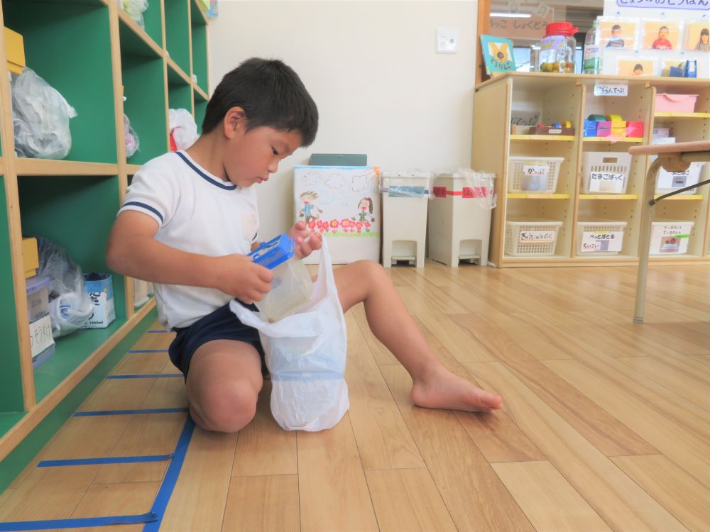 みんな楽しみに待っていた田植え！

R君、何をしているかって？
オタマジャクシやアメンボを捕まえるために虫かごの準備です

自分のやりたい事に見通しを持っての活動
素晴らしい☆