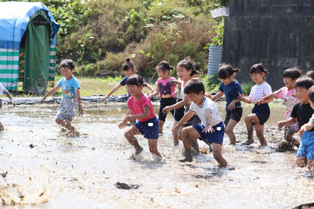 田植えはそこそこにして・・・

次は泥んこ遊びだ！
みんなで運動会だ！
「よーいドン！」

とってもいい顔☆