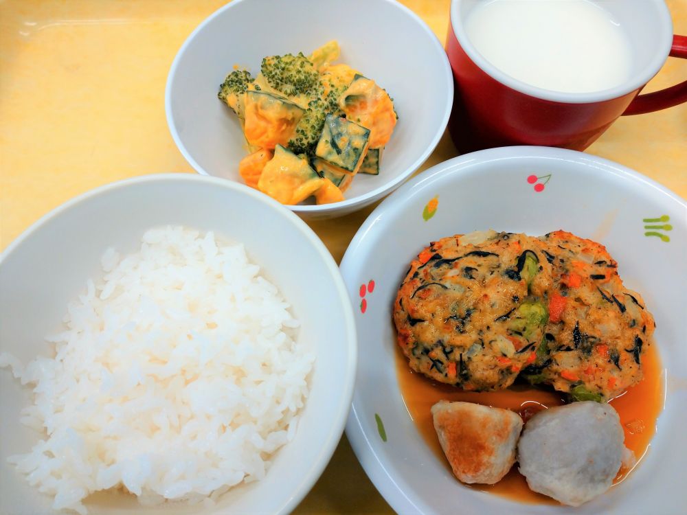 ご飯

ひじきと枝豆のつくね

ベイクド里芋

かぼちゃとブロッコリーのサラダ

牛乳