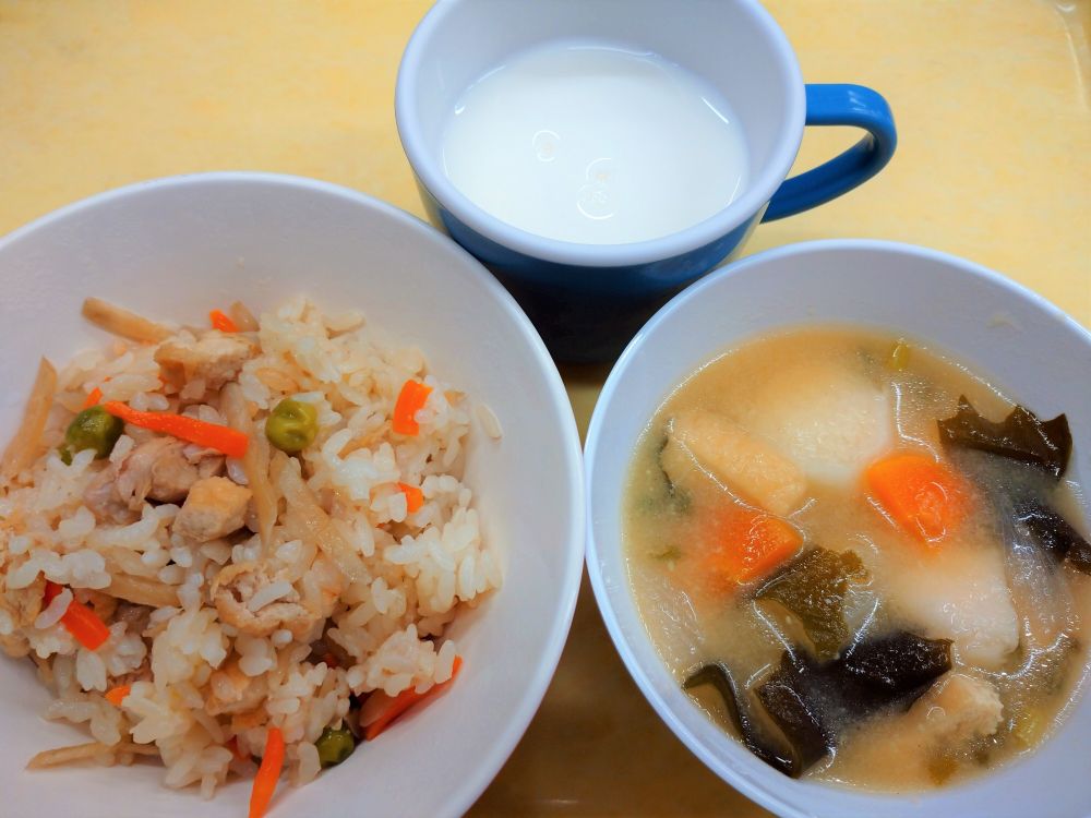 鶏ごぼうご飯

里芋のみそ汁

牛乳