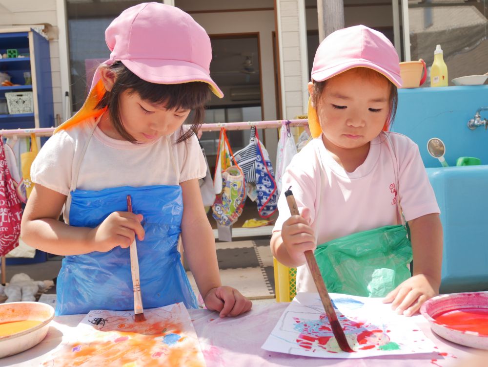 青空の下・・・絵具を使ってジュース作り
『なんかジュース屋さんみたい♡』
『なんのジュース作ろうかな？』
早く絵具を使ってみたい気持ちが子どもたちの姿から感じとれました

