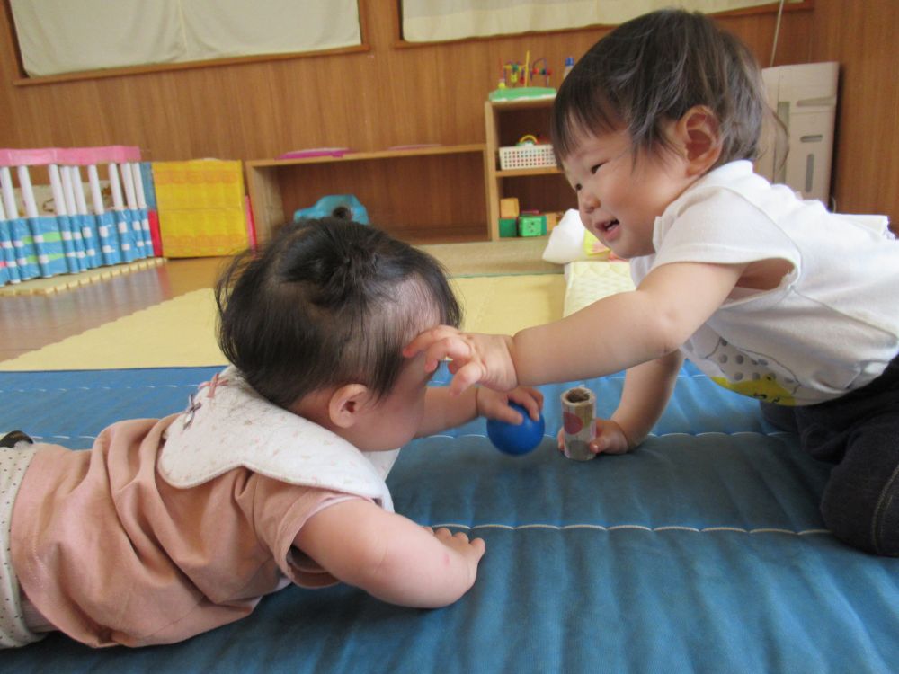 部屋の中では、腹ばいで遊んでいるYちゃんに興味津々のSちゃん
ニコニコで近づいていき、そっと手を伸ばしてさわってみたり、顔を近づけて話しかけています

