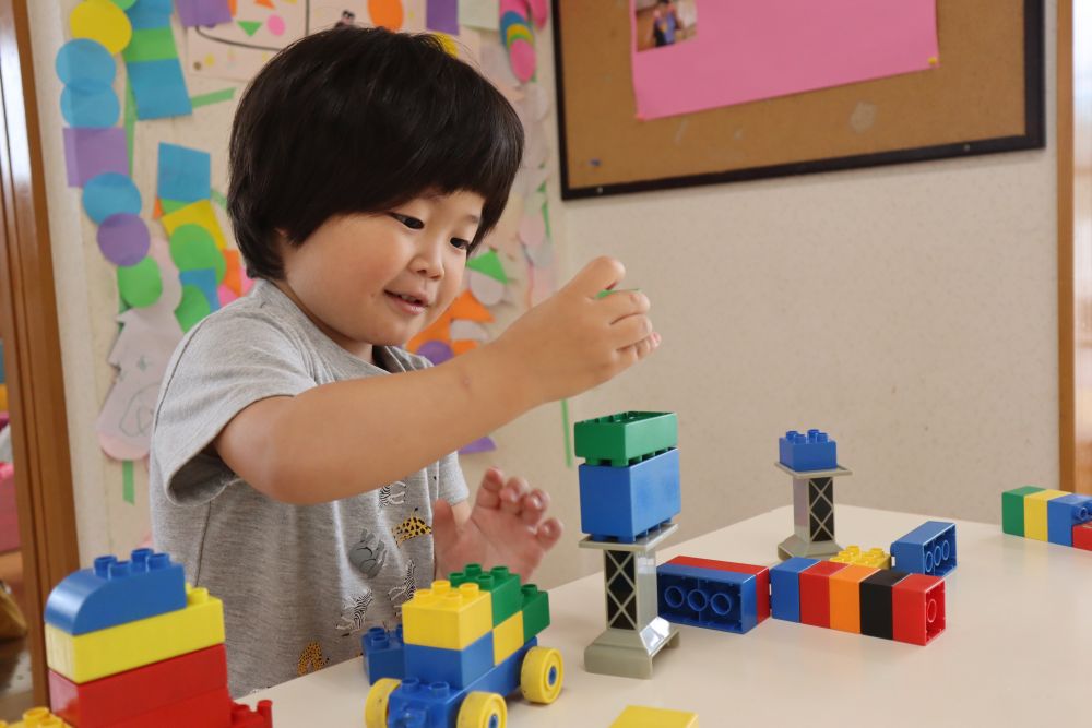 はたらく車が大好きなRくん

今日はリス組さんにあるブロックで・・・
一生懸命作ったものは・・・

”コンテナ車”

ブロックをたくさん積んで・・・
一個ずつ積み上げていく