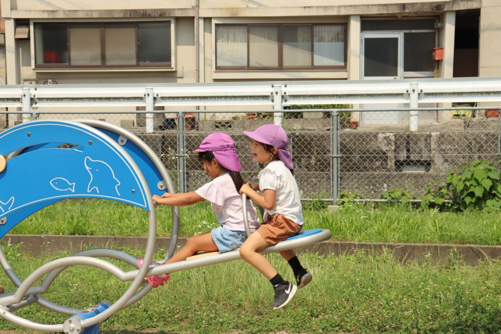 大きなシーソー
順番争いなど無く、譲り合って遊ぶ子ども達に成長を感じます

園からは少し遠いけど、この笑顔を見ると来た甲斐があったと思います
