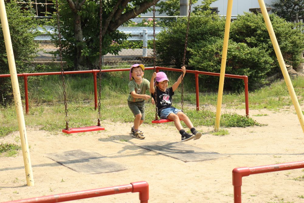 S君とＮちゃん
ブランコを満喫

隣が空いているけど、友達と一緒のほうが楽しい！！