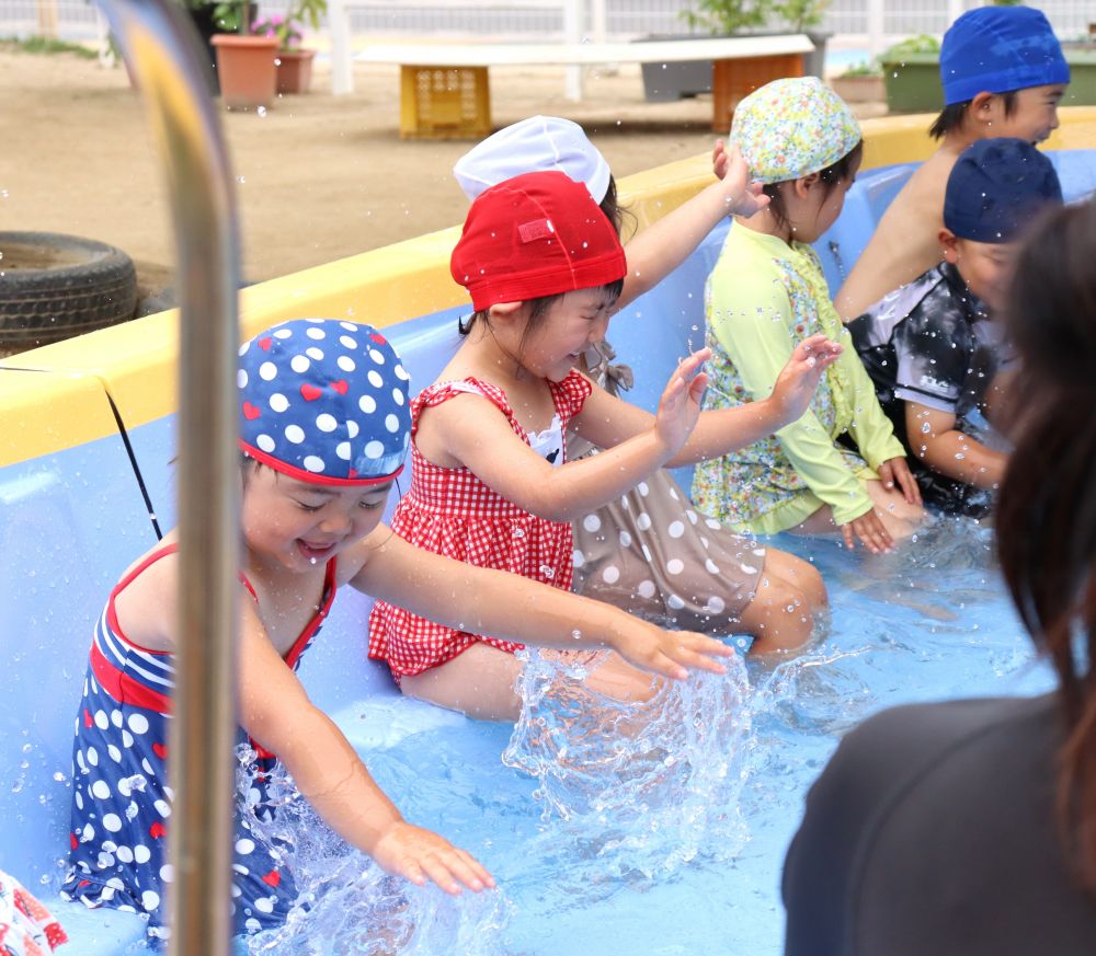 園でのプールは初めてなので・・　まずは・・　少しの水位で親しむ♡

バシャバシャしたり・・