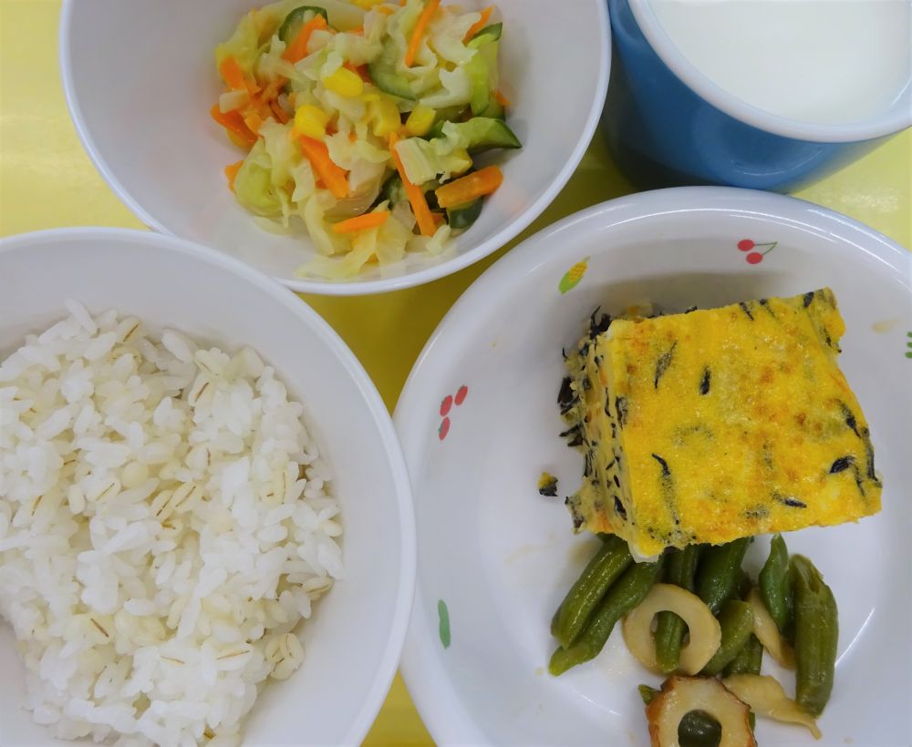 麦ご飯

千草焼

いんげんとちくわのオイスター炒め

コールスローサラダ

牛乳