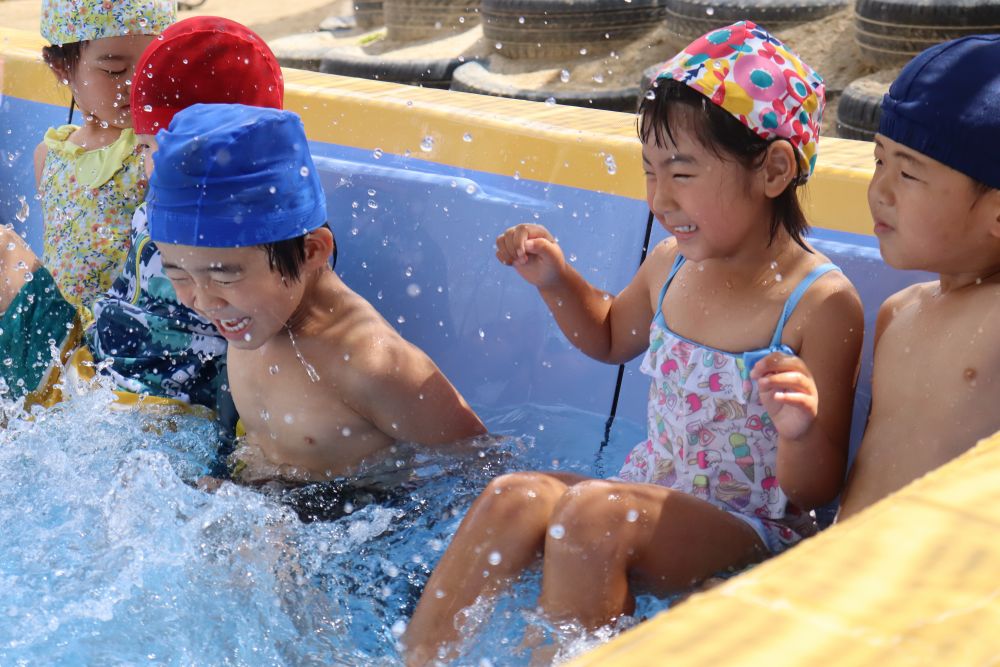 いよいよプールに入って
まずは、体に水を掛けたり、つけてみたり・・
「気持ちいい！！」
「冷たい！」
「楽しい！」　思い切り楽しむ様子♡