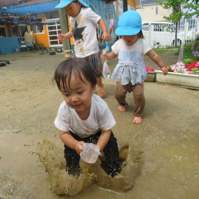 ＊　1歳児　雨上がりの園庭　＊