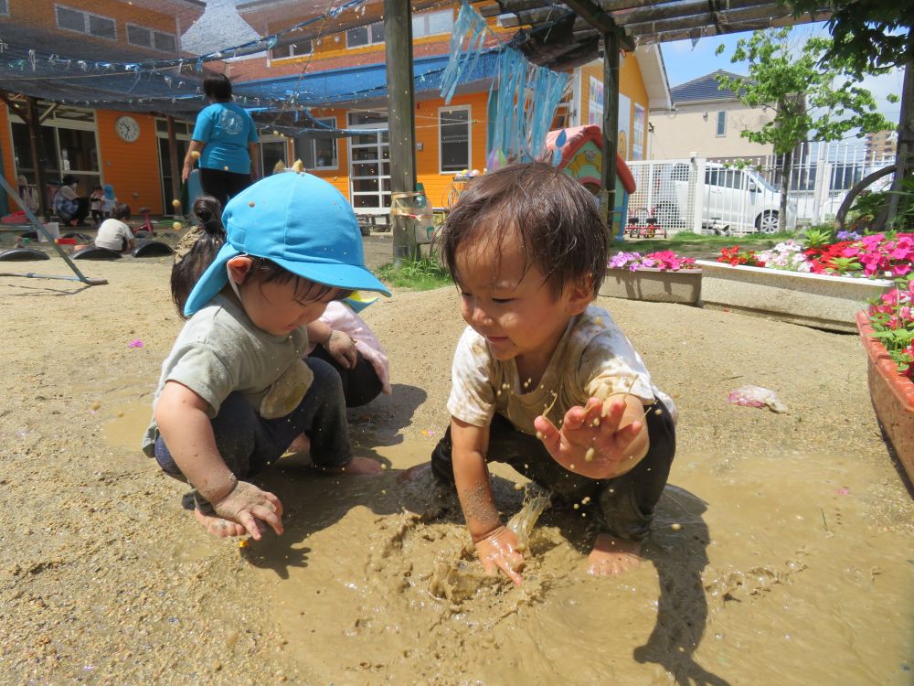 こんな所にも水たまり

こっちの水たまりは手でバシャバシャ

水しぶきが顔に散ってきて面白い

友達と一緒にニコリ♡



