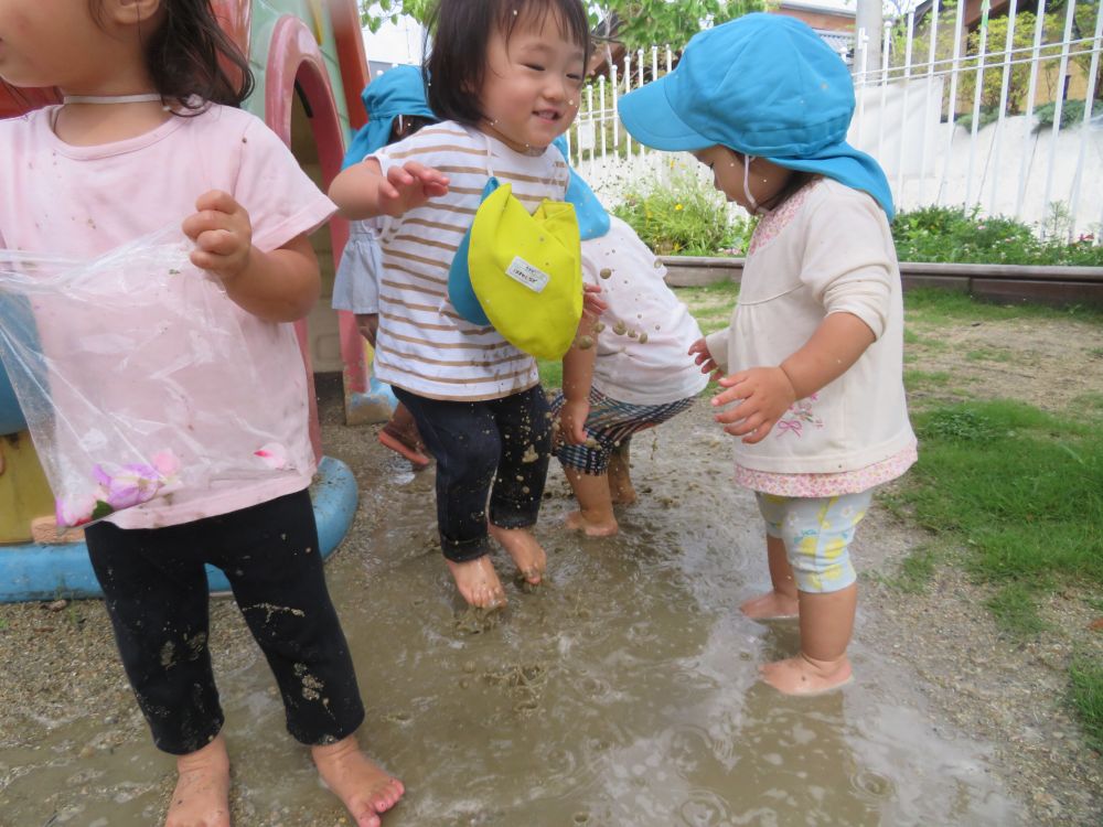 水たまりの感触を全身で楽しむ子ども達…

水の中でジャンプしたりスコップで水をすくったり

一つの水たまりから、たくさんの遊びを見つけています♪

