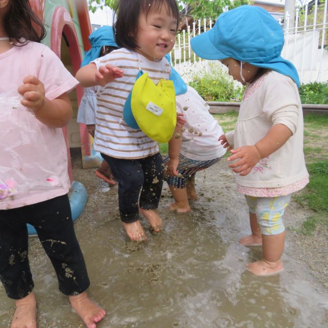 ＊　1歳児　雨上がりの園庭②　＊