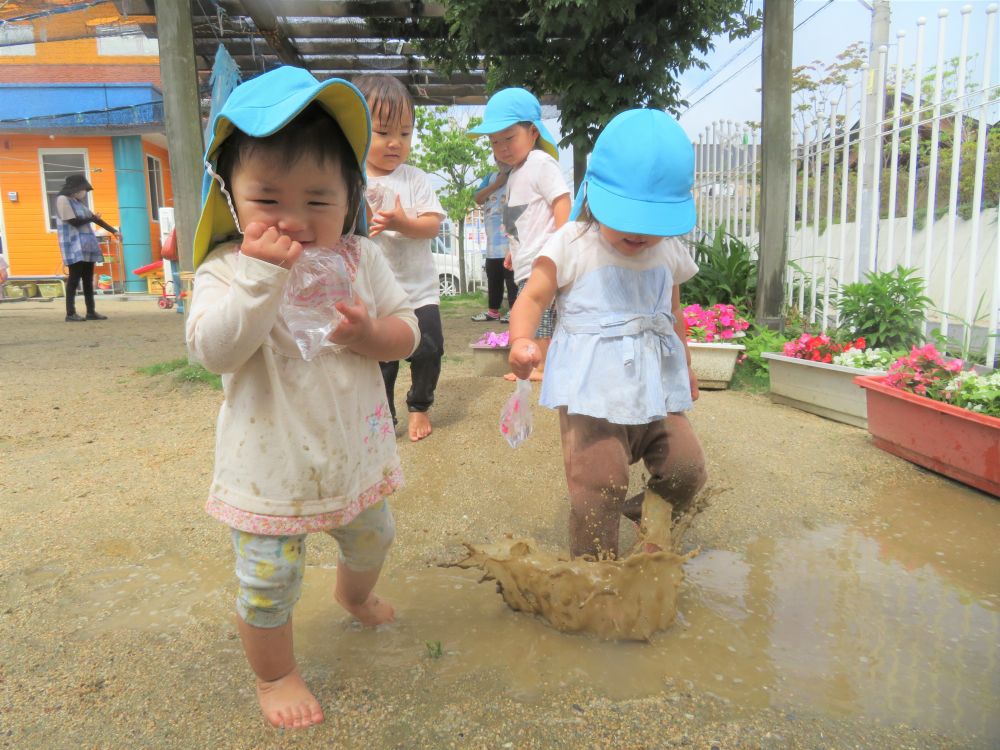 水たまりや裸足がちょっと苦手だった子も

楽しそうな友達を見て、ちょっと挑戦！

なんだか不思議な感触で面白いね♡

梅雨の時期ならではの楽しみです

