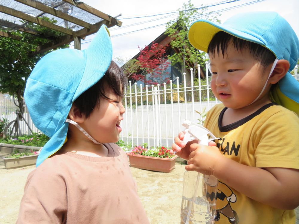 念願だった霧吹きを手に入れたK君
嬉しくてシュッシュッと友達にかけて回ります
冷たくて気持ちいい~♡