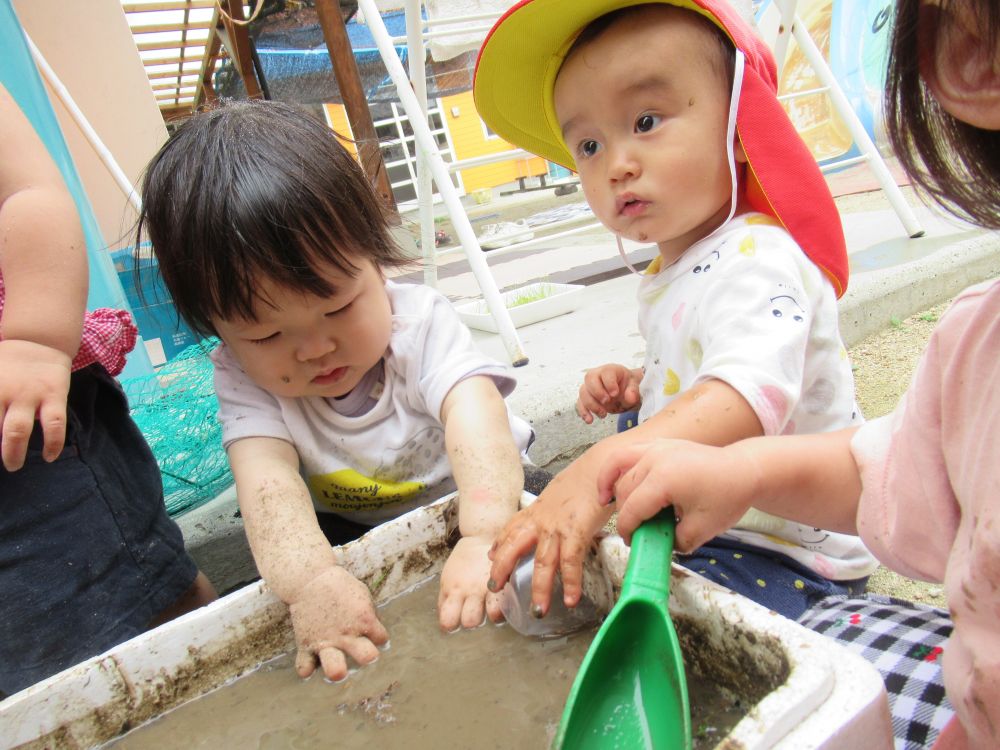 ゆっくりハイハイで近づいてきたSちゃん
少し観察してみんなの様子を見た後、そっと触り始めました
始めはそっと・・・楽しくなってきて、両手でピチャピチャと叩いてあそび、気づけば顔も泥だらけでした