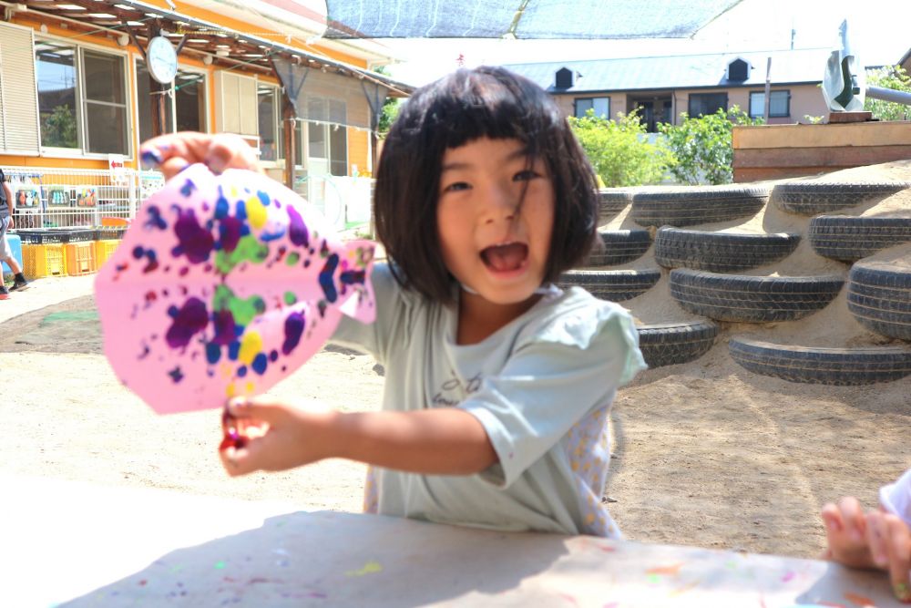 色をつけて、画用紙同士を合わせてみると・・・

「みてー！こんな模様になったー！！」
とっても嬉しそうなHちゃん

カラフルな水玉模様のできあがり♡