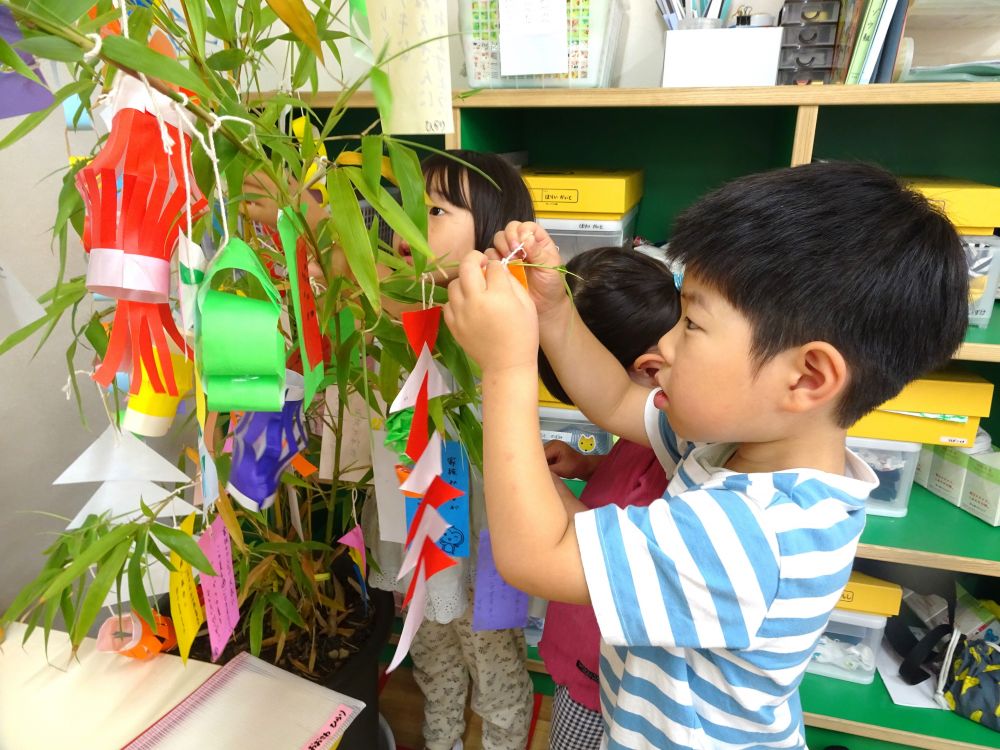 自分で飾りつけにも挑戦！！

「こうやったら、できるかな・・・？」
友達の結び方を見ながら、真剣に結ぶYくん

みんなの願い事が叶うといいな☆