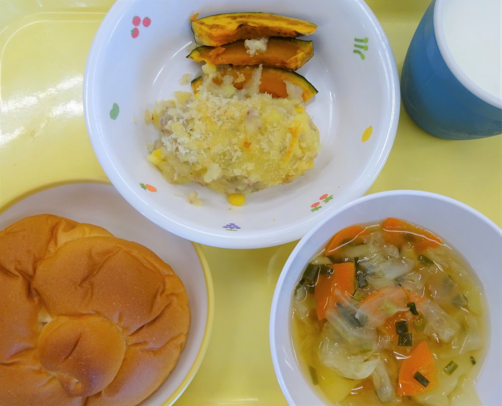 ロールパン

スコップコロッケ

焼きかぼちゃ

春雨スープ

牛乳