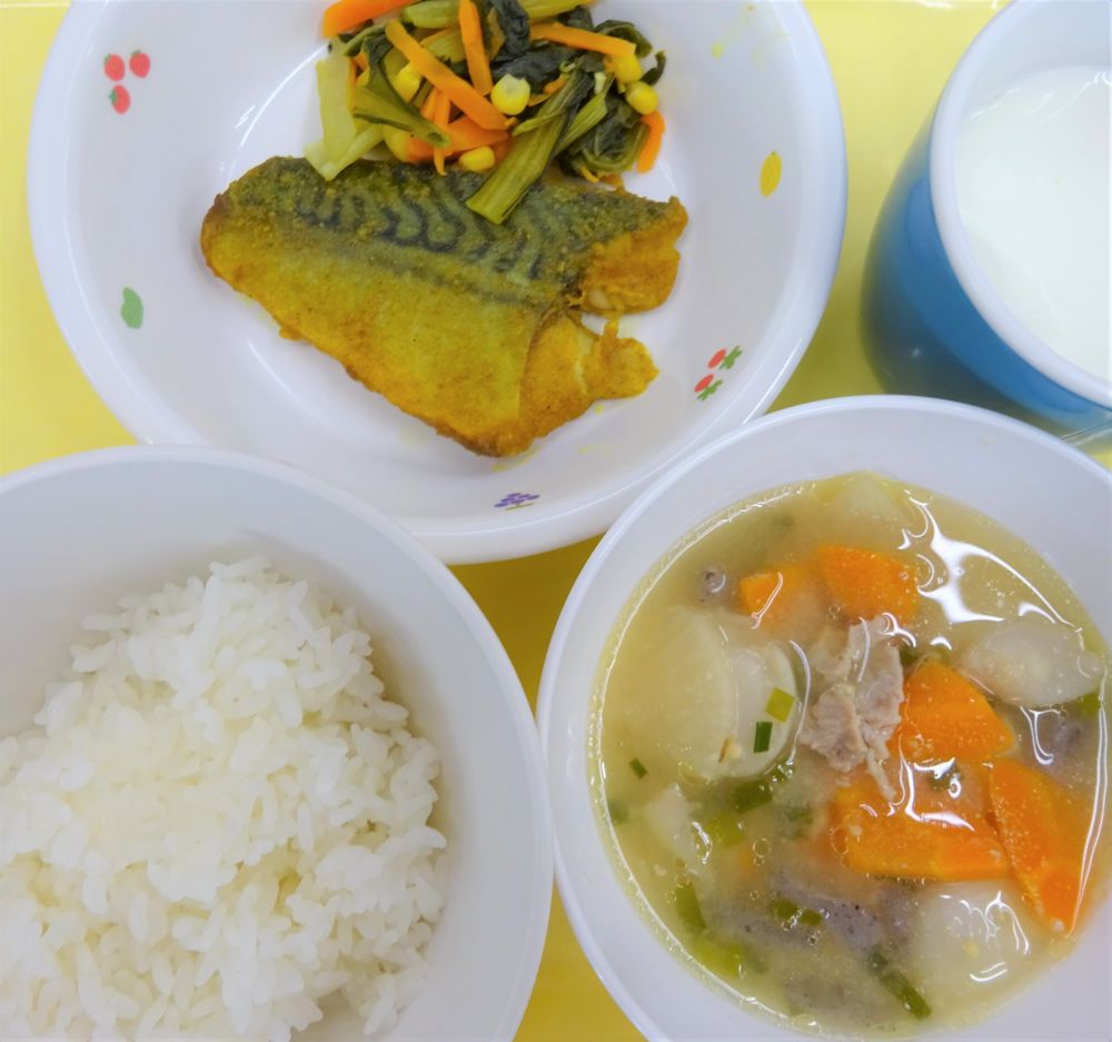 ご飯

さばのカレームニエル

小松菜のソテー

豚汁

牛乳