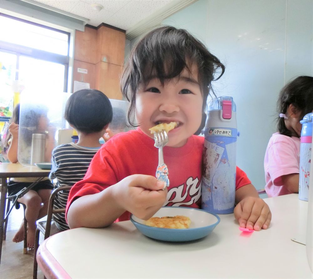 さあ♡お昼寝から起きたらお待ちかねの3時のおやつです。

一口パクりっ
｢おいしーーー！！｣


自分で作って食べたら美味しいね☆

簡単なのでご家庭でも作って見て下さいね。


