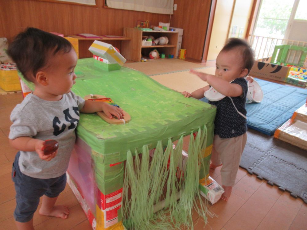 トンネルにつかまり立ちしたKちゃん
向かいにいたYくんをみつけて嬉しそう！
Yくんが鉄琴を叩いて鳴らすと、一緒になってトンネルを叩き一緒に演奏！

バランスが上手に取れるようになりました！！