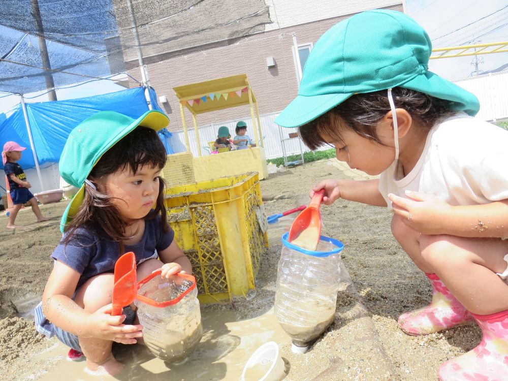 ここ3日間、暑い日が続いる中・・　泥・水遊びを思い切り楽しんでいます♪


水遊びが好きな子が多いクマ組さん！
水をすくって入れる…まぜる…ジュースを作る…
など、自分で考えて遊びを楽しんでいます
