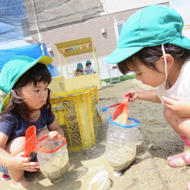 ＊　２歳児   　泥・水遊び①　＊