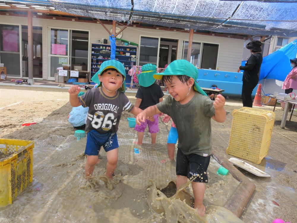 水の上でジャンプしたり・・　走ったり・・　全身を使って楽しんでいる子もいます♡