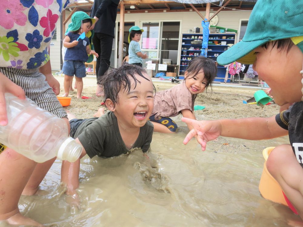 気づけば…全身水につかってるー！！！
K君は水の中で大興奮♪
それを見ていたK君は大笑い！
Nちゃんも真似して全身つかっちゃった！
楽しい！面白い！を子どもたちで共有しているんだな～と感じました♡