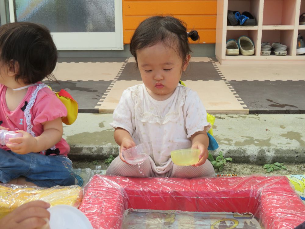 Nちゃんの最近のブームは容器を使ってお水をすくう事

右に移して左に移して繰り返して遊ぶ…

水がこぼれないように集中、集中…

バケツを使ってみたりスコップを使ってみたり

色々試して楽しんでいます



