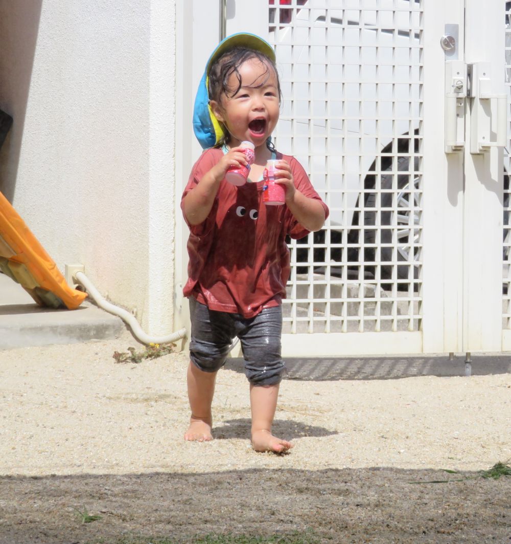 後ろを向いている先生にこっそり水をかけて遊んでいたUちゃん 

ついに見つかり『やったな～！』と先生の反撃を受け

『きゃ～！』と逃げ回る

いつの間にか先生もUちゃんもビショビショ！
